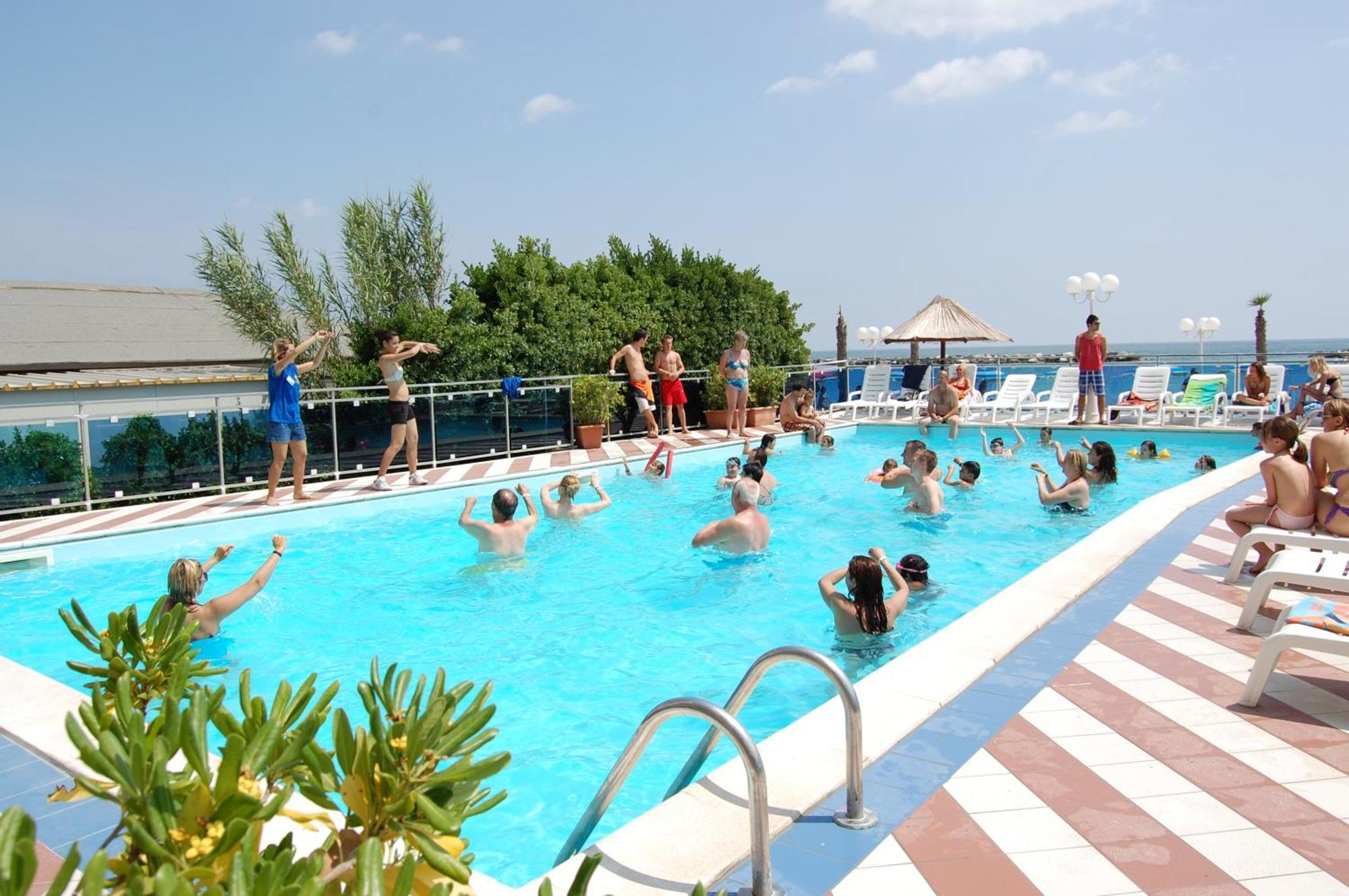 Bikini Tropicana Family Hotel リド・ディ・サヴィオ エクステリア 写真