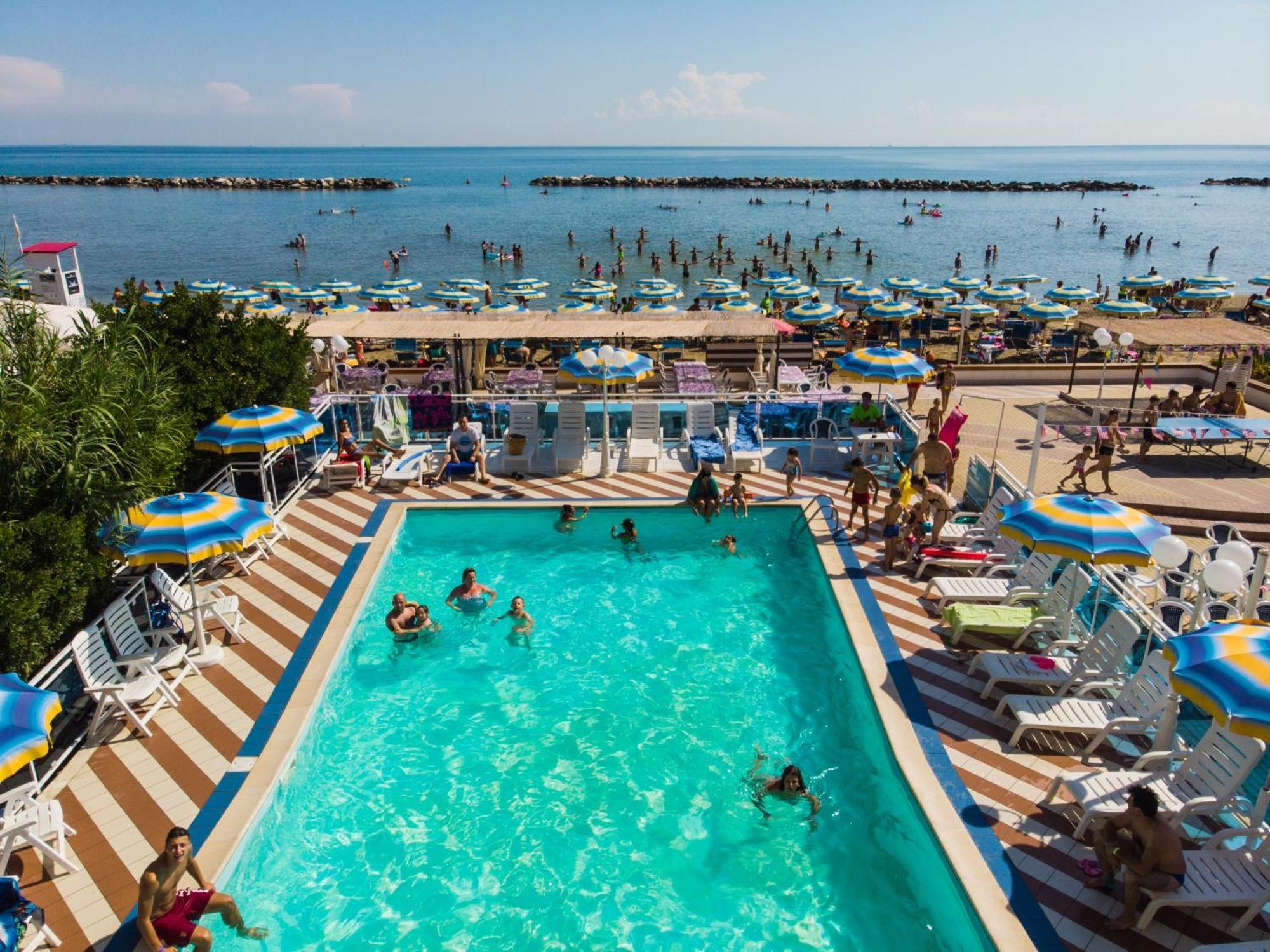 Bikini Tropicana Family Hotel リド・ディ・サヴィオ エクステリア 写真